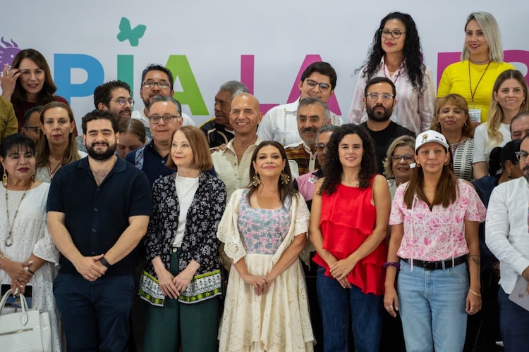 La consejera Jurídica federal, Luisa María Alcalde, acompañó a Clara Brugada durante el corte de listón del nuevo espacio público.