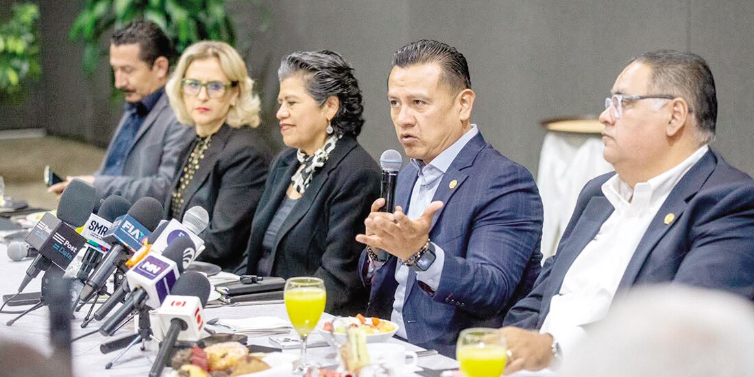 El fiscal general de Michoacán, Carlos Torres Piña, durante la conferencia de prensa que ofreció ayer.