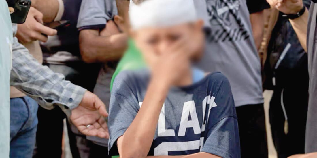 Niño palestino herido llora por la muerte de sus hermanos en ataques israelíes, el 15 de mayo.