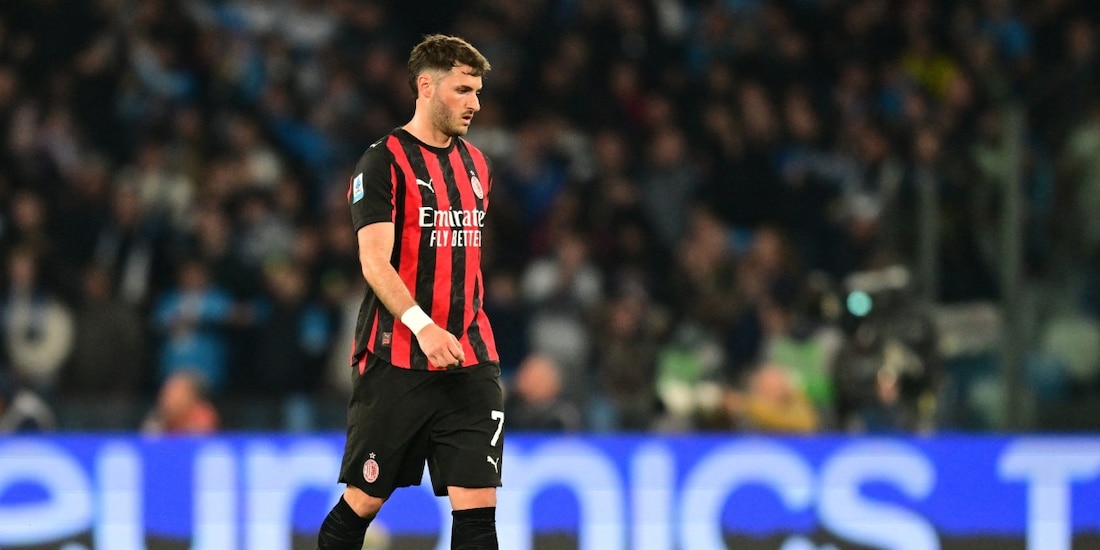 Santiago Gimenez durante un partido del Milan en la actual campaña.