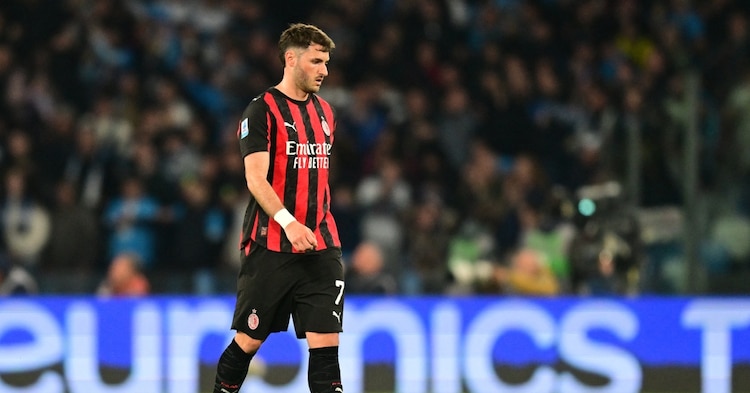 Santiago Gimenez durante un partido del Milan en la actual campaña.
