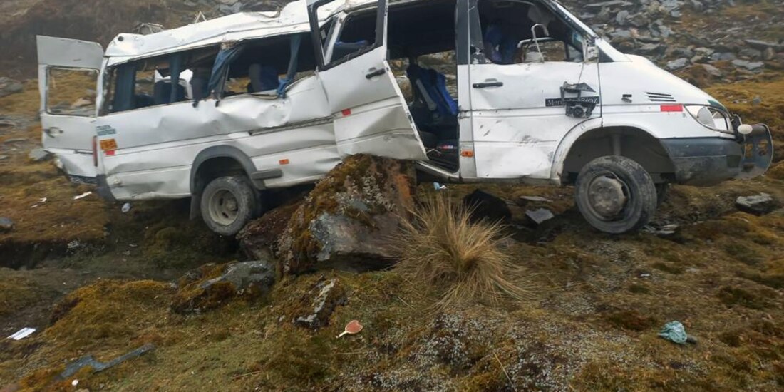 Accidente minibús en Perú deja cuatro personas fallecidas, todas identificadas como turistas.