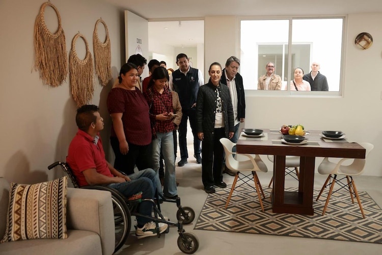 Presidenta Claudia Sheinbaum durante la entrega de una vivienda en Puebla.