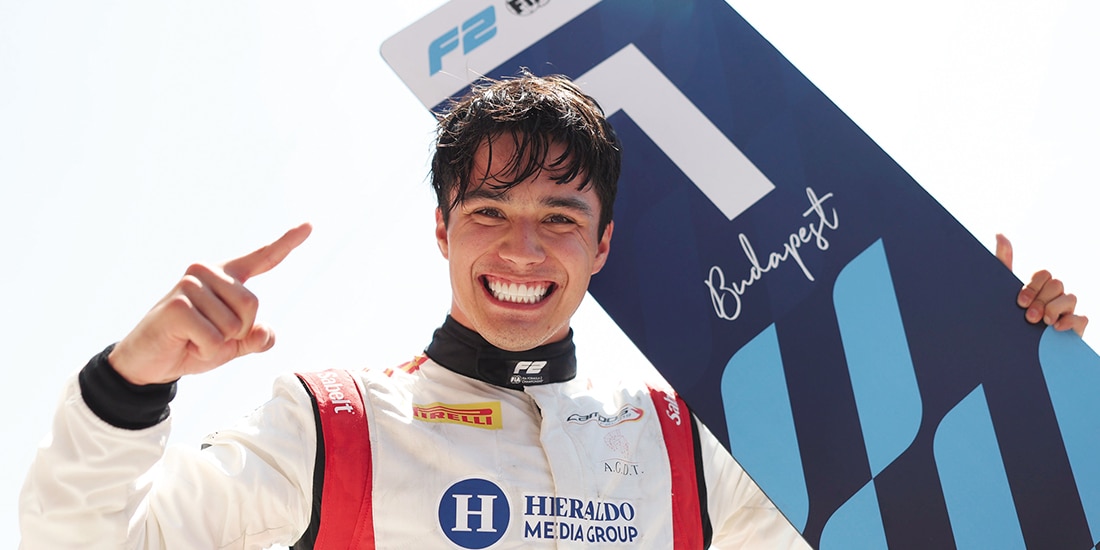 El regiomontano celebra el triunfo que consiguió, ayer, en el Gran Premio de Budapest, en la F2.