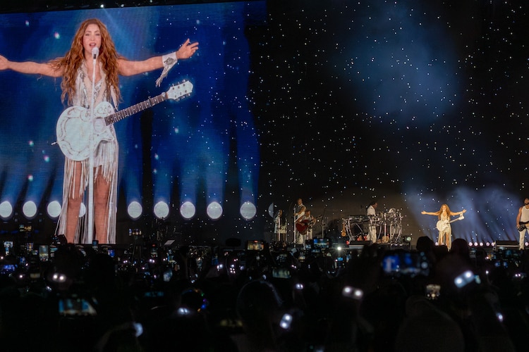 Más de 400 mil asistentes acudieron al Zócalo a ver a Shakira, en su concierto gratuito.