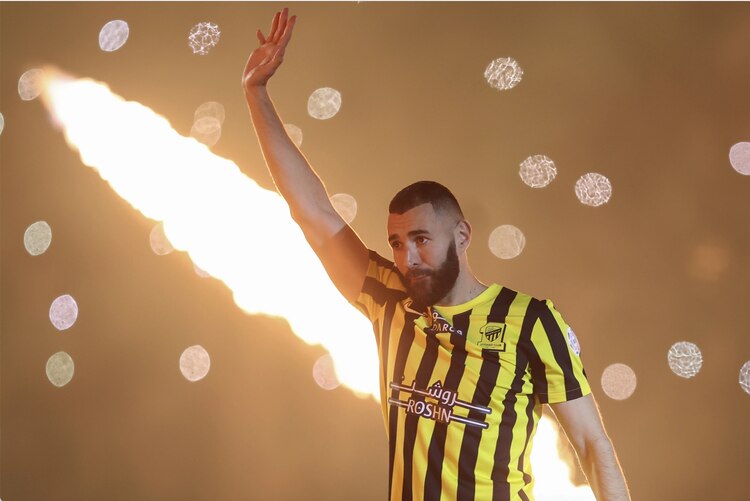 Karim Benzema durante su presentación con el Al-Ittihad.