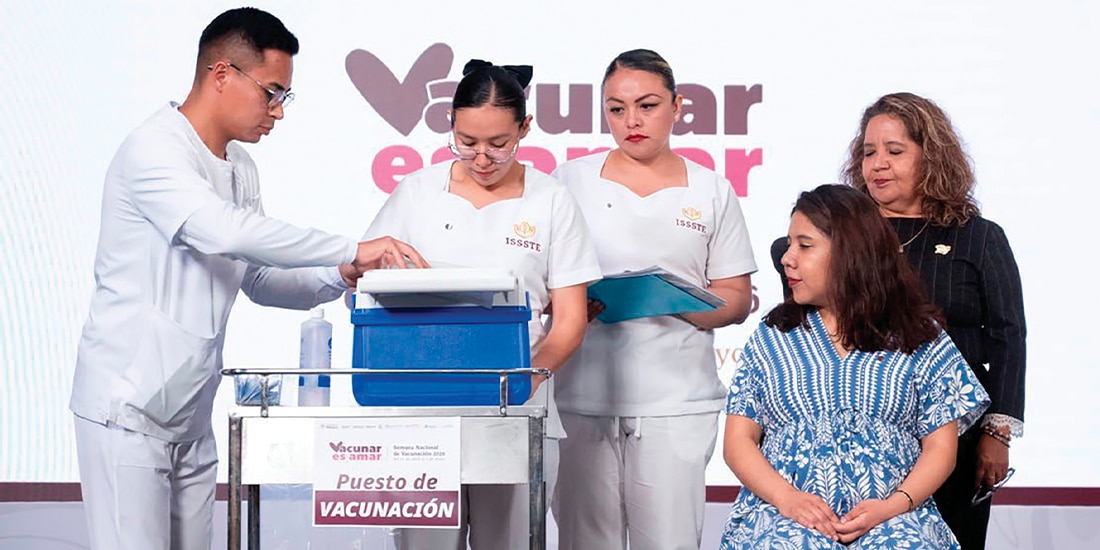 PERSONAL de salud aplica la vacuna del virus sincicial, ayer, en Palacio Nacional.