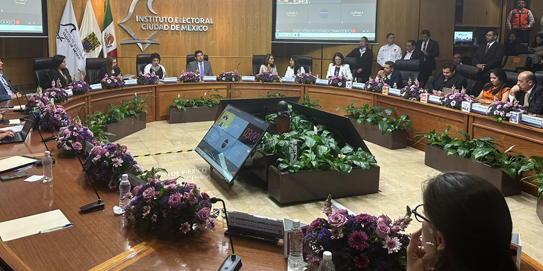 Consejeros del IECM durante la sesión para dar inicio al proceso electoral, ayer.
