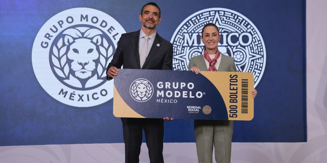 El directivo de Grupo Modelo con la Presidenta de México.