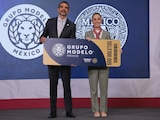 El directivo de Grupo Modelo con la Presidenta de México.