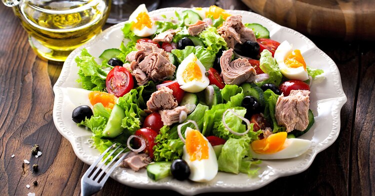 Esta cuaresma, prueba diversas ensaladas de atún para tu familia.