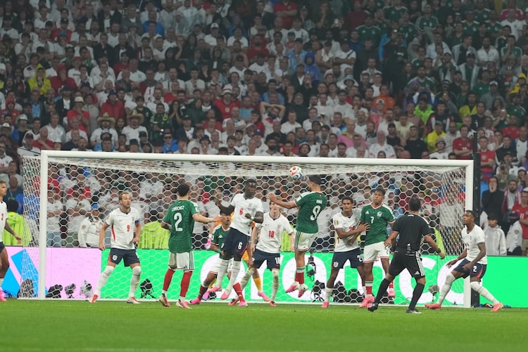 Raúl Jiménez intentó meter gol, sin embargo, este fue detenido por el equipo de Inglaterra