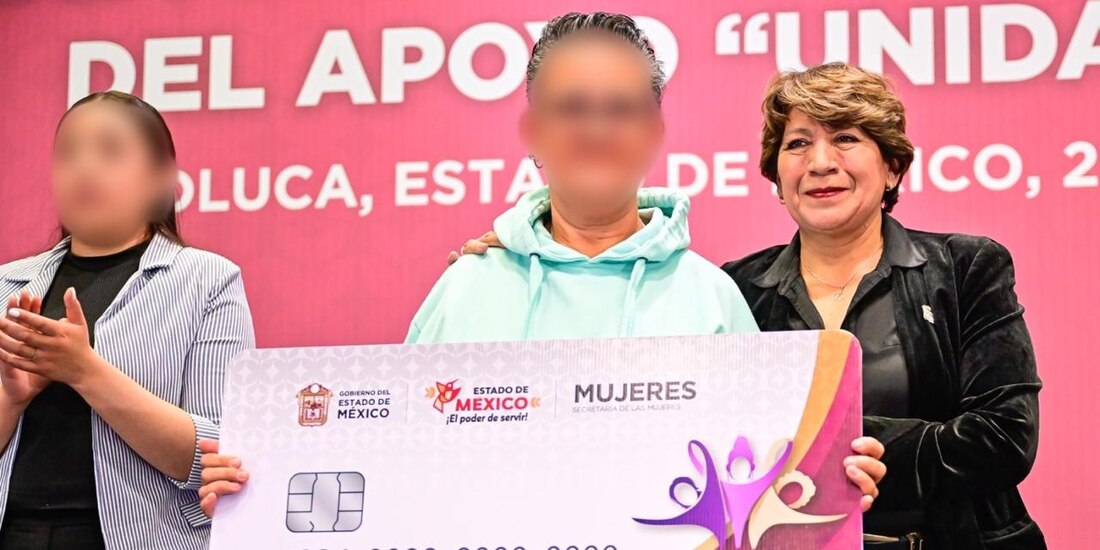 Delfina Gómez entrega apoyos económicos a mujeres a través de la tarjeta UNIDAS Contigo.