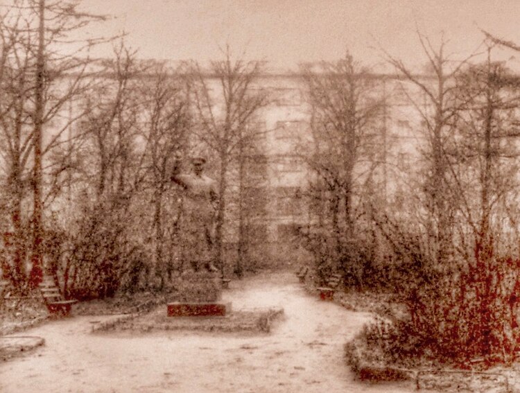 La estatua de Stalin, entre la nieve, saluda a la poeta.