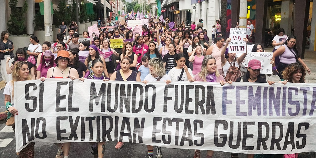 Mujeres sostienen una pancarta en
Paraguay, ayer.