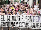 Mujeres sostienen una pancarta en
Paraguay, ayer.