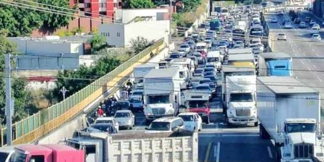 Transportistas cierran paso a la capital de Morelos por inseguridad.