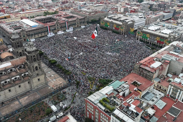 Ante miles de asistentes en el Zócalo capitalino, la jefa del Ejecutivo rinde cuentas sobre los avances en programas sociales e infraestructura.