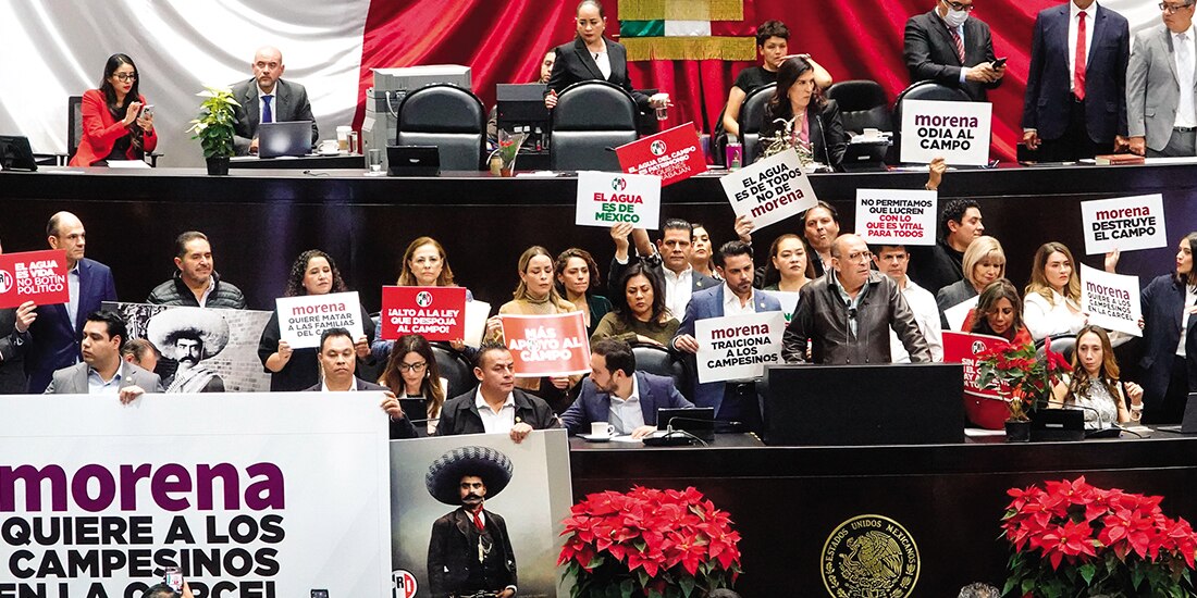 Diputados del PRI protestan desde el pleno contra el dictamen, ayer.