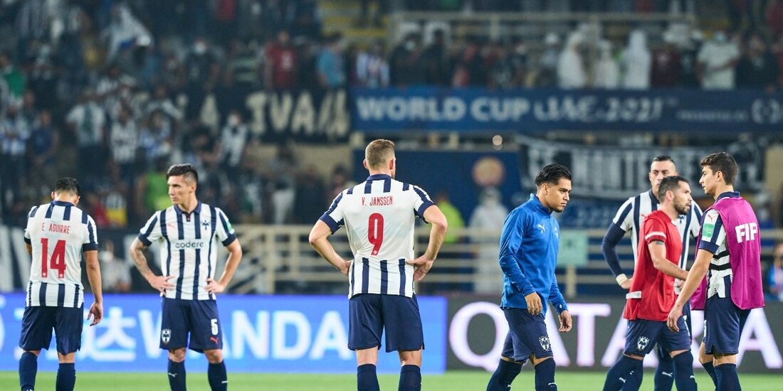 Futbolistas del Monterrey después de su derrota contra el Al-Ahly en los cuartos de final del Mundial de Clubes.