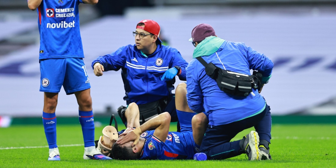 Nicolás Ibáñez sale por lesión del América vs Cruz Azul.