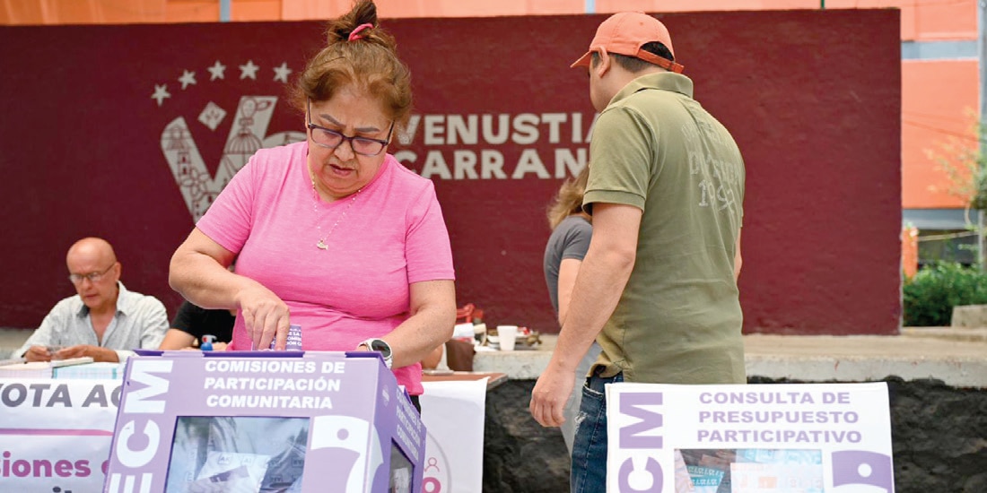 Una mujer emite sus votos en la alcaldía Venustiano Carranza, el 3 de mayo.