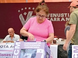 Una mujer emite sus votos en la alcaldía Venustiano Carranza, el 3 de mayo.