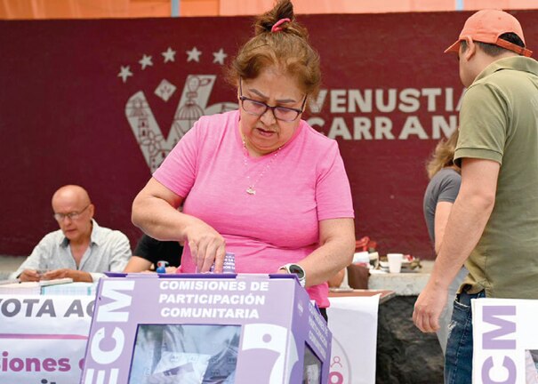 Una mujer emite sus votos en la alcaldía Venustiano Carranza, el 3 de mayo.