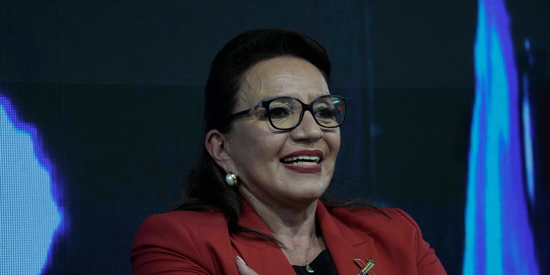 La aspirante del Partido Libertad celebra las tendencias electorales frente a simpatizantes, ayer.