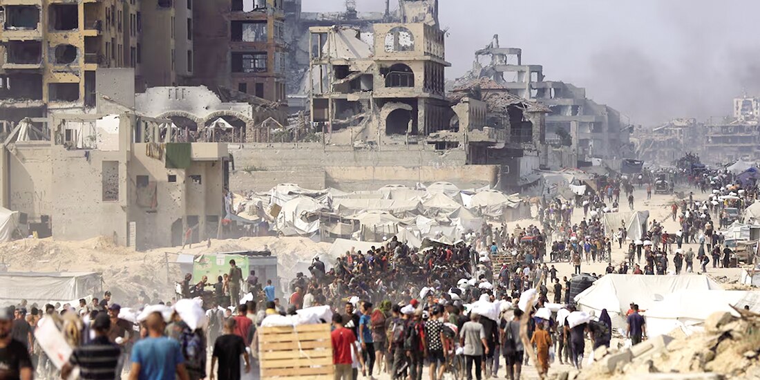 Palestinos llevan suministros, el pasado 10 de agosto.