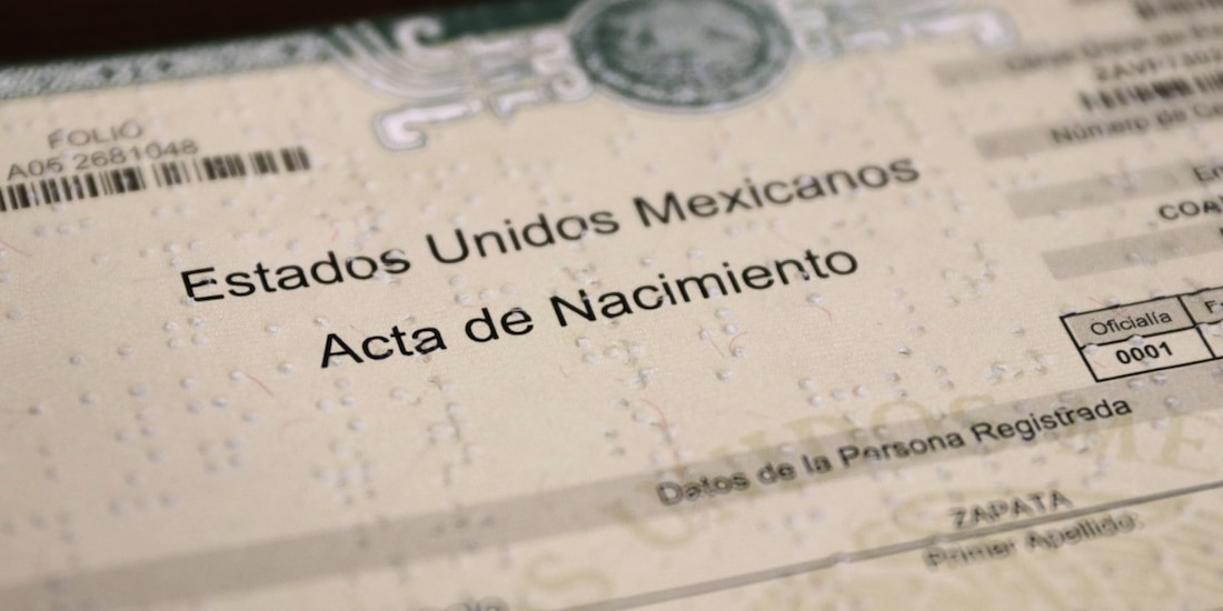 Un acta de nacimiento impresa en braille, en una fotografía ilustrativa.