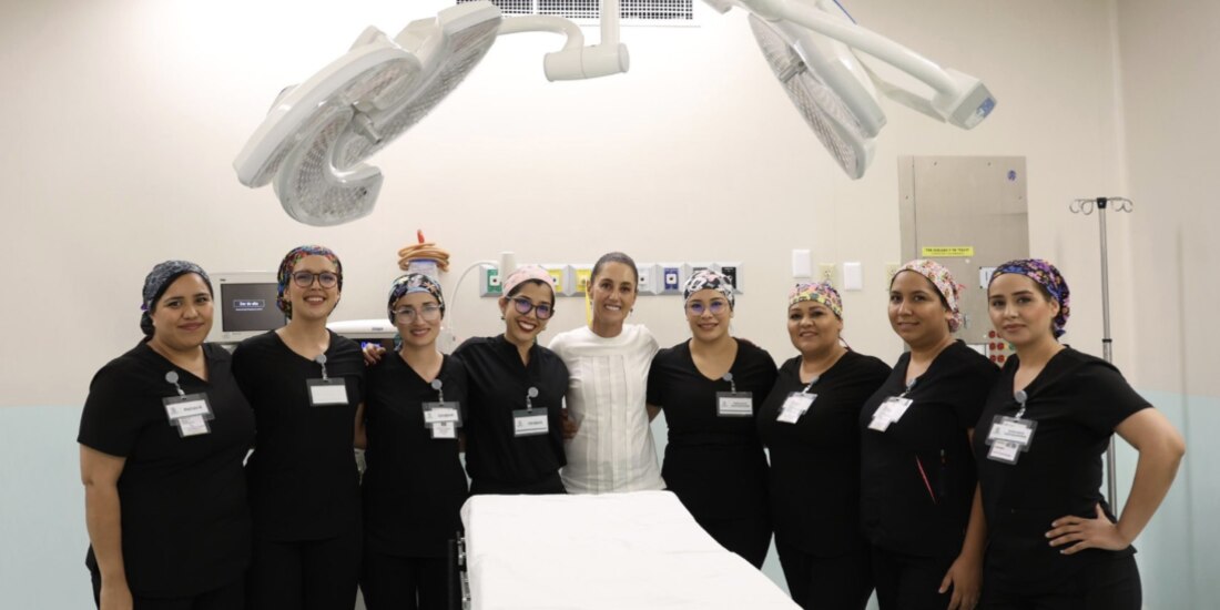 La mandataria, ayer, con personal médico del Hospital Pediátrico de Sinaloa.