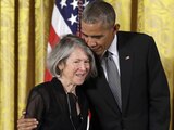 La poeta Louise Glück, junto al expresidente Barack Obama, al recibir la Medalla Nacional de Humanidades de 2015 en la Casa Blanca.