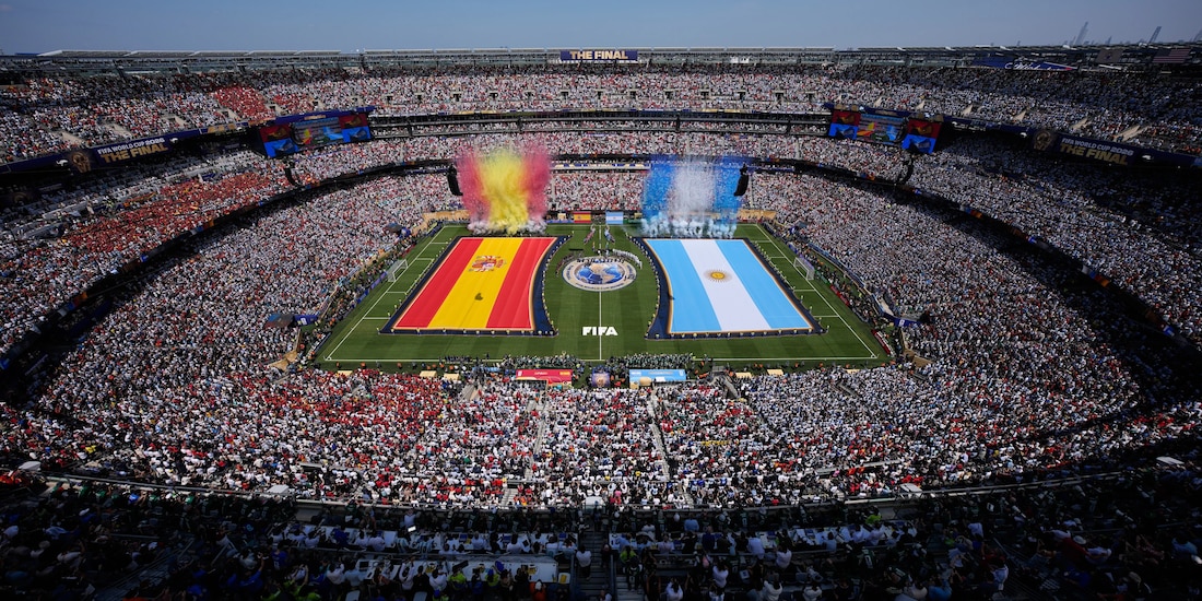 Las banderas de Argentina y España en la final del Mundial de 2026.