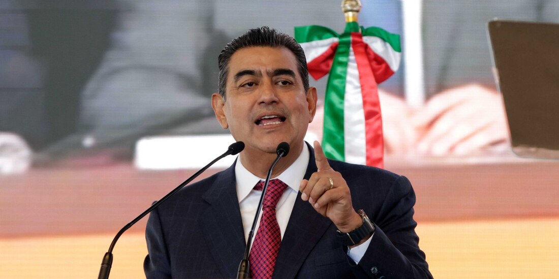 En la imagen, el gobernador de Puebla, Sergio Salomón Céspedes.