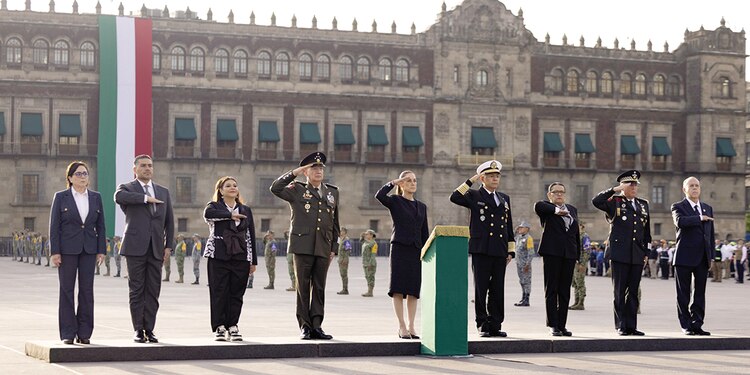 De izq. a der.: Laura Velázquez, Omar García Harfuch, Clara Brugada, Ricardo Trevilla, Claudia Sheinbaum, Raymundo Pedro Morales, Rosa Icela Rodríguez, Hernán Cortés Hernández y Carlos Freaner, ayer, en el izamiento de bandera.