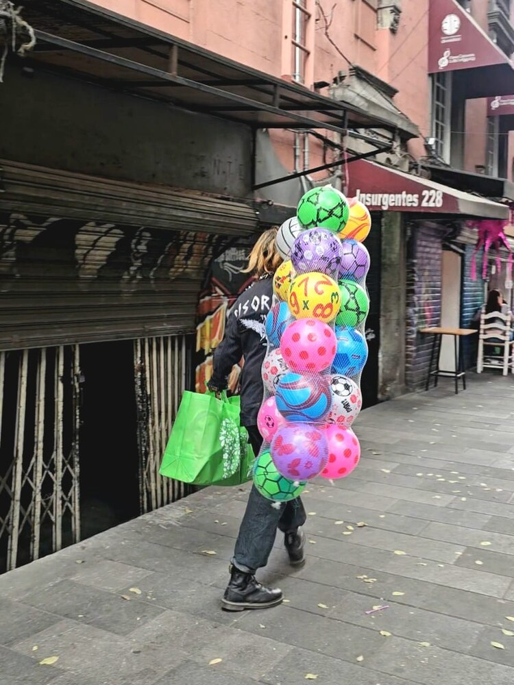 Juguetes y otros artículos recolectados para la entrega de hoy.