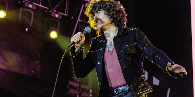 La banda AFI regala un gran espectáculo en el escenario estelar.