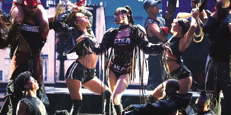 LISA llevó su rap al escenario, donde representó peleas callejeras y cantó arriba de un carro.