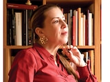 LA ESCRITORA en la recámara de su casa, durante la entrevista