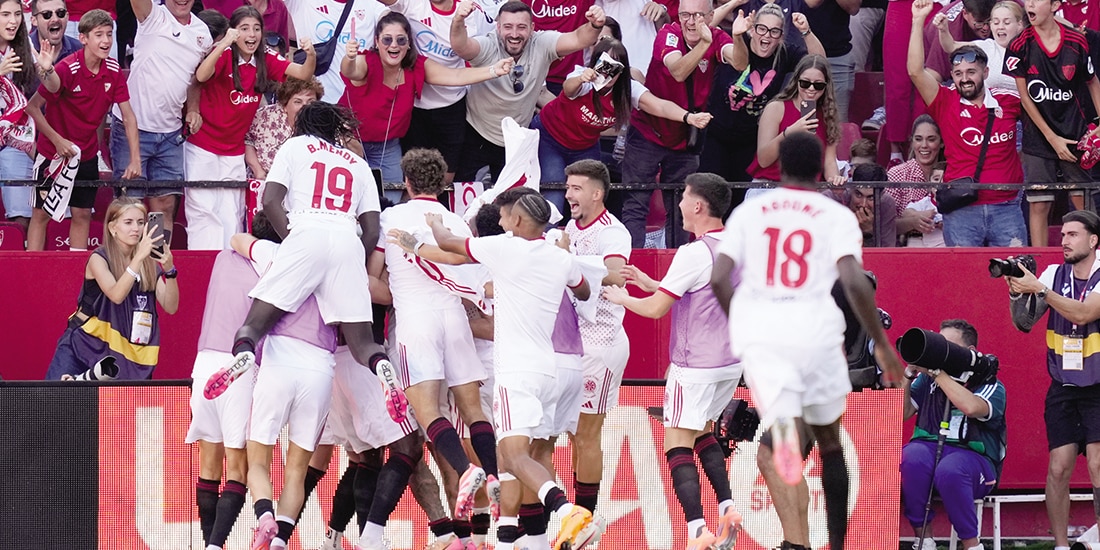 Jugadores del Sevilla celebran uno de los goles que hicieron, ayer, ante el Barcelona.