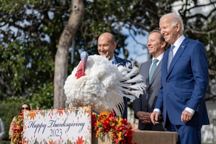 Joe Biden indulta a pavo.
