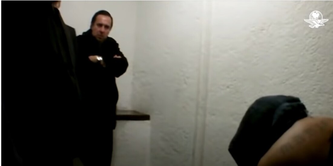 El exdirector de la AIC interroga a Felipe Rodríguez, por la desaparición de los 43, en 2015.