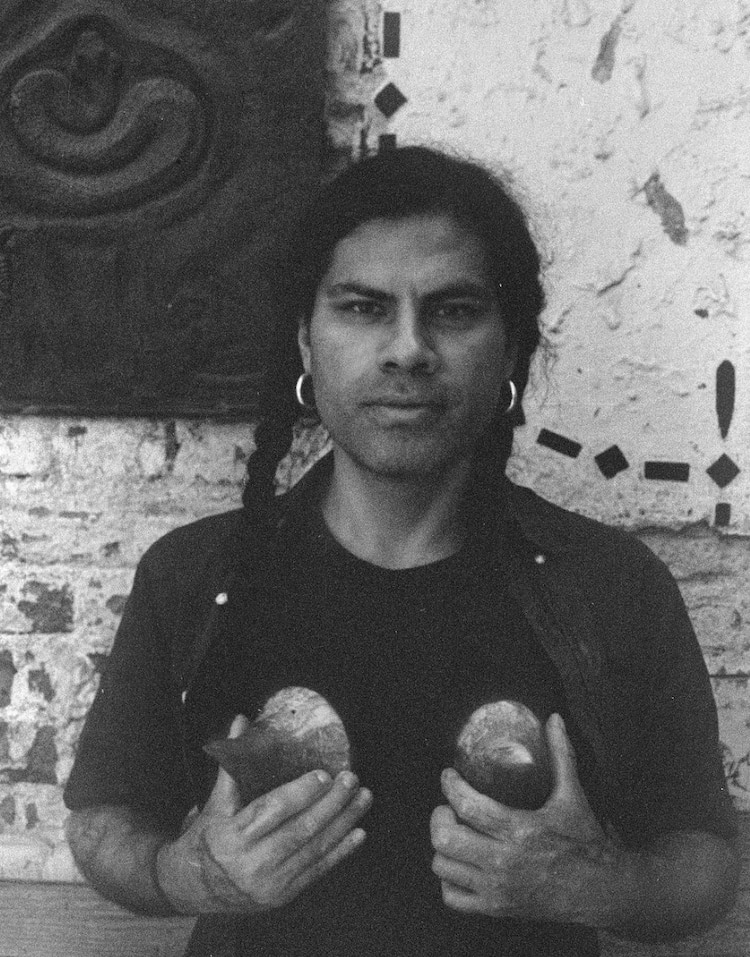 Chavis Mármol es autor de la intervención de la cabeza Olmeca aplastando a un Tesla.