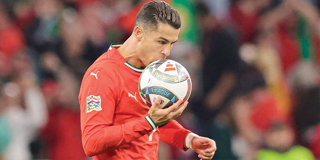 EL COMANDANTE besa la pelota para cobrar un disparo el año pasado.