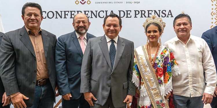 El gobernador de Yucatán, Joaquín Díaz Mena (centro), con organizadores del evento y funcionarios estatales, ayer