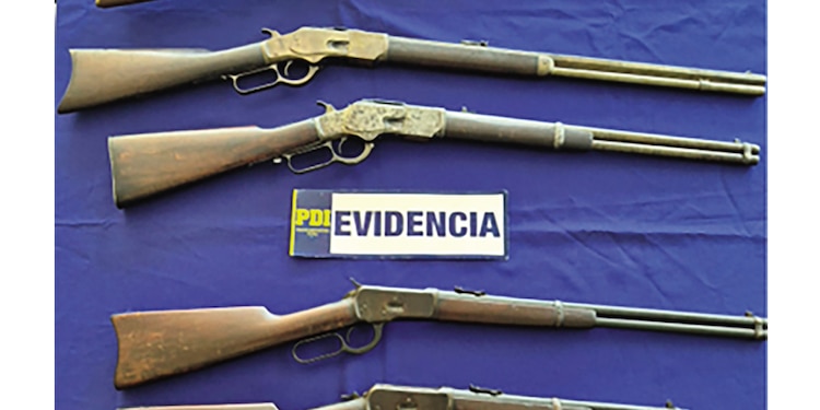 Armamento asegurado durante los operativos en Colombia y Chile en 2025.