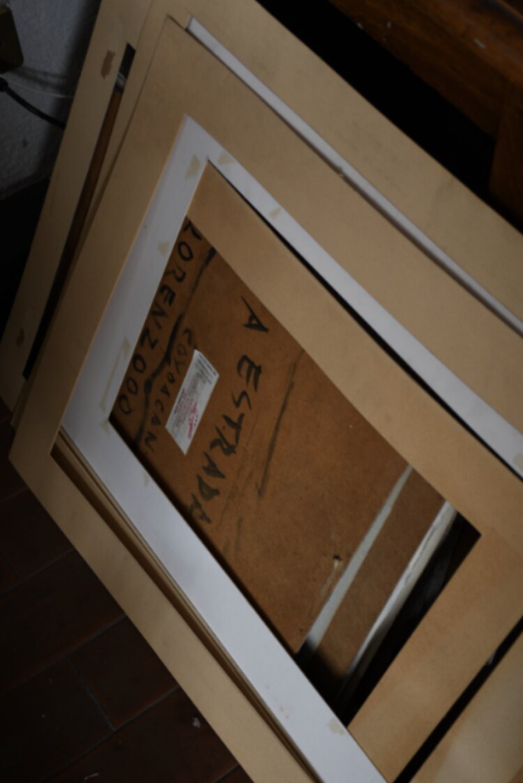 En la intimidad │ En los cuadros de Arturo Estrada que están en su estudio, así como objetos y elementos personales, se visibiliza el estilo pictórico del artista.