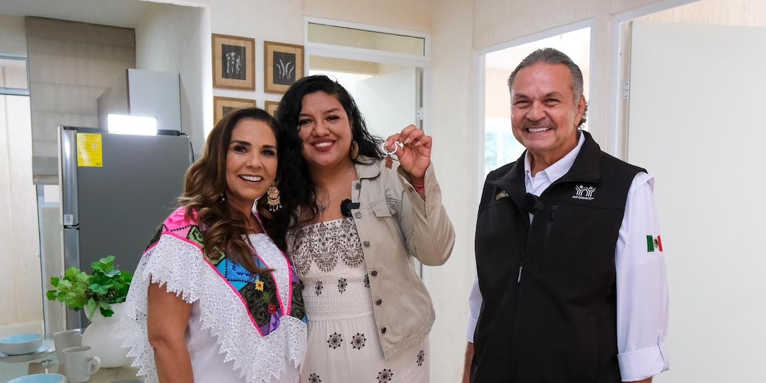 Mara Lezama entregó este miércoles las llaves de la nueva vivienda a la beneficiaria.