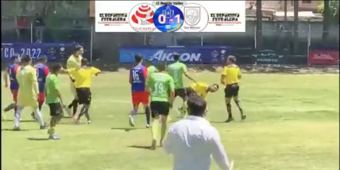 Jugadores de la Copa Jalisco agreden al árbitro del partido.